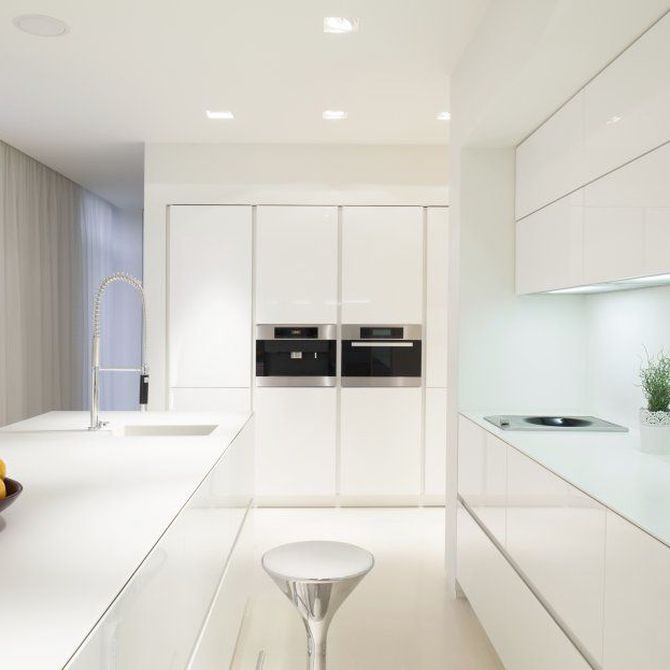 Acabados que enamoran: Del mate al alto brillo en muebles de cocina
