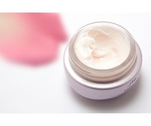“Las cremas no hacen milagros”: cuatro dermatólogos explican sus trucos para cuidarse la piel