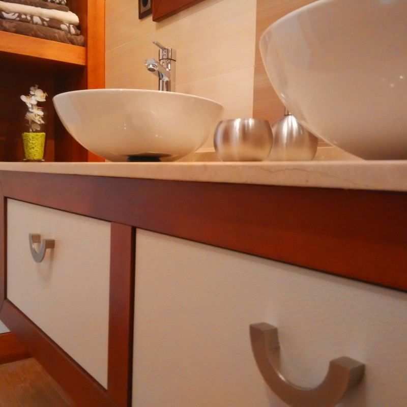 Mueble de baño cerezo y cuero blanco