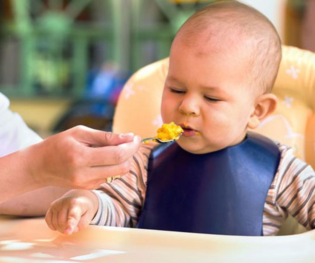 Comer en la guardería, una actividad llena de experiencias gratificantes