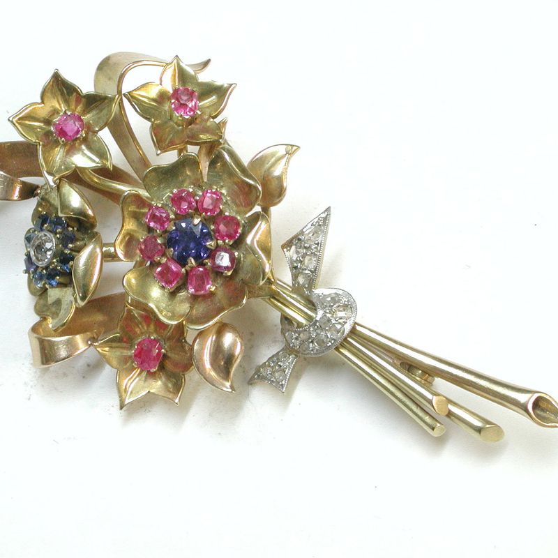 Broche bouquet de oro con diamantes, rubies y zafiros. Circa 1930.: Catálogo de Antigua Joyeros
