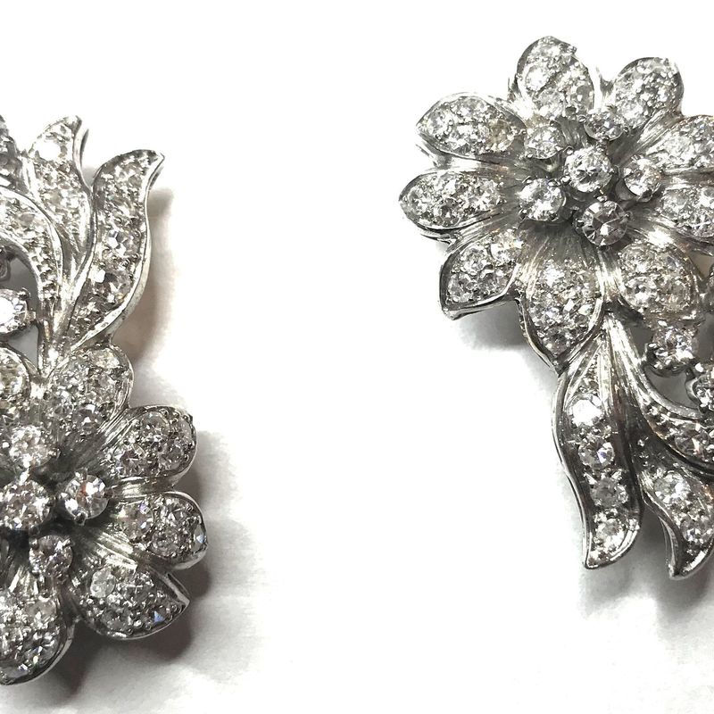 Broche doble clip floral de brillantes y platino.: Catálogo de Antigua Joyeros