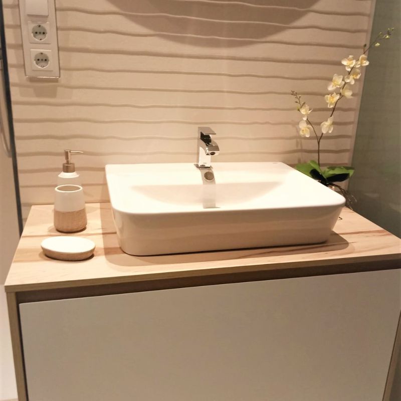 Mueble de baño en tonos madera y blanco