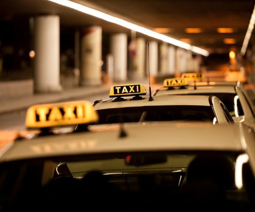 El papel de los taxis en el acceso a la estación del AVE durante las horas pico