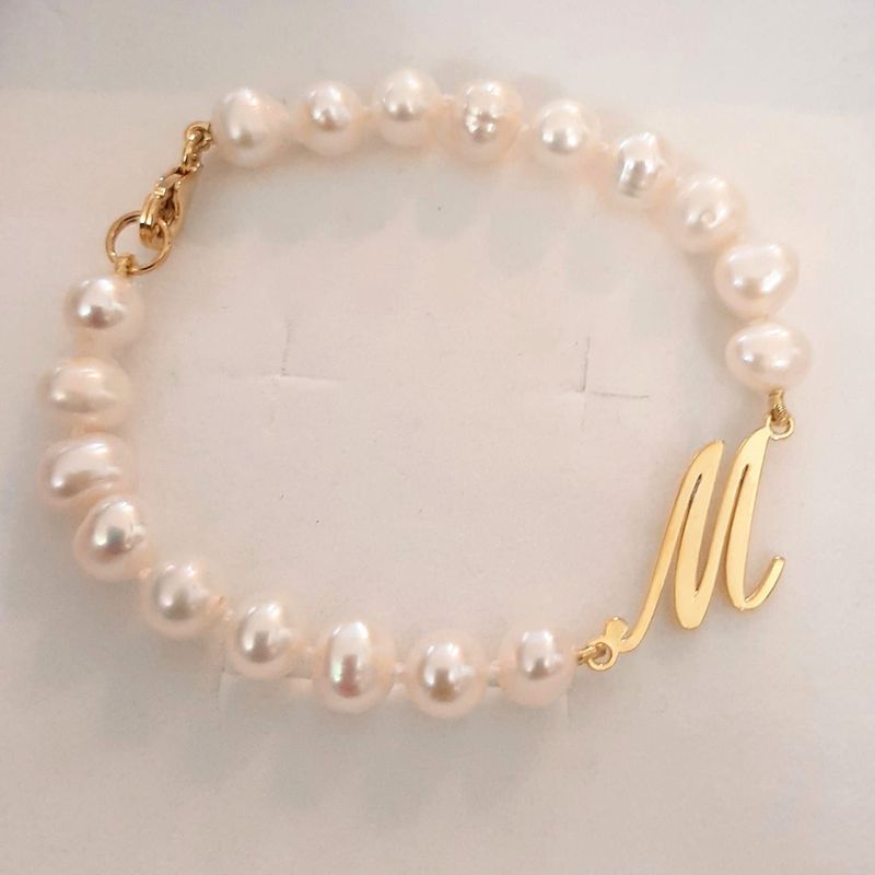 Pulsera de perlas cultivadas, engarzada con inicial: Catálogo de Joyería Izquierdo