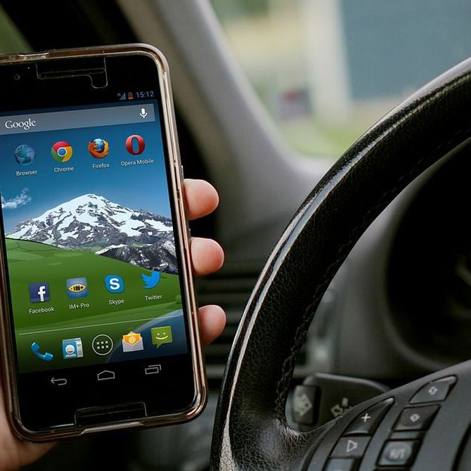 Conducir mirando el móvil: máximo riesgo