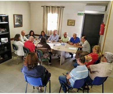 El Ayuntamiento de Linares se reune con la Federacion Linarense "AGRUPA.T"