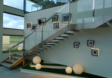 Conjunto de escalera, barandilla y pasamanos de acero inoxidable y vidrio