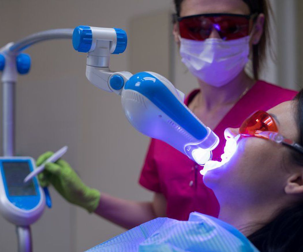 Blanqueamiento dental en clínicas con luz Led: Sonrisa radiante y segura