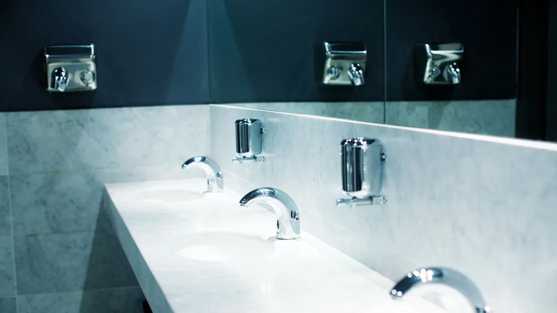 Instalación, mantenimiento y reparación de accesorios industriales de baño en Navarra