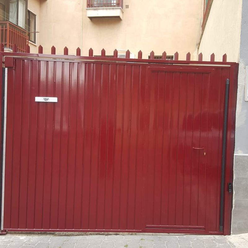 Instalación de puerta batiente con puerta de peatones incorporada: Productos y Servicios de Luvematic