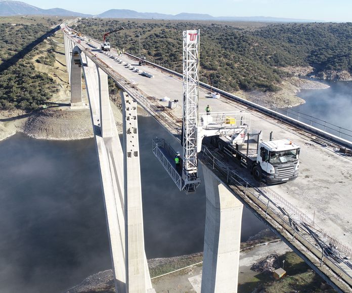 Rental of truck platform for inspection of bridges under board: Services de Trabajos Especiales ZUT