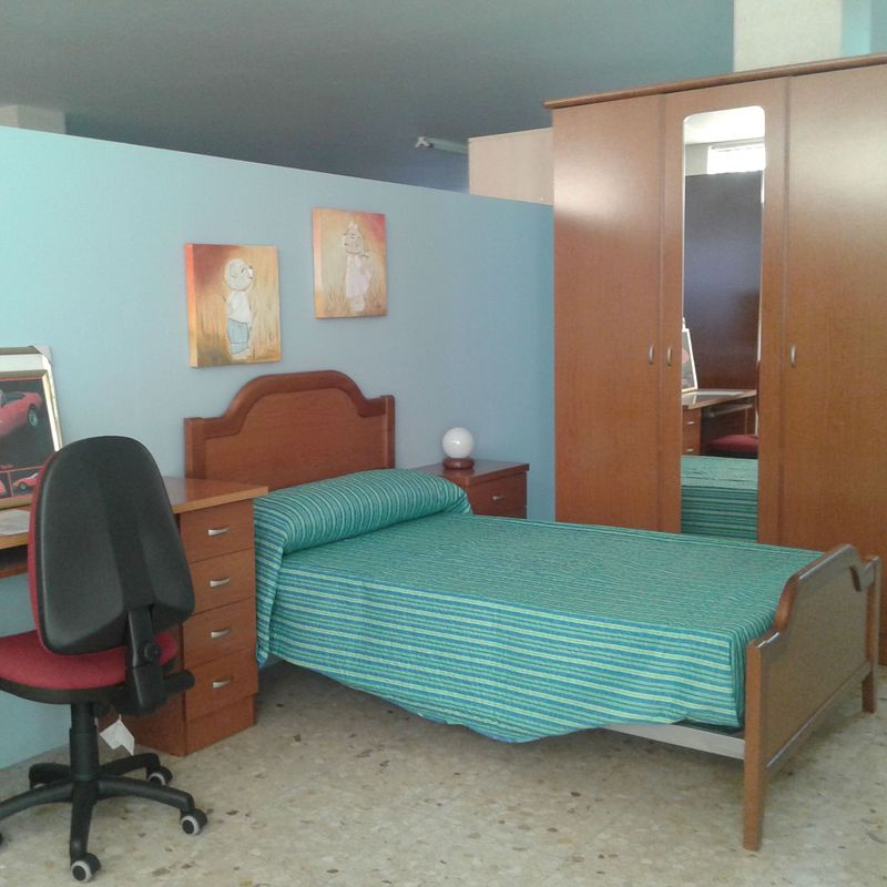 Dormitorio con cama 105 , mesa estudio y armario 1,50   1.100€