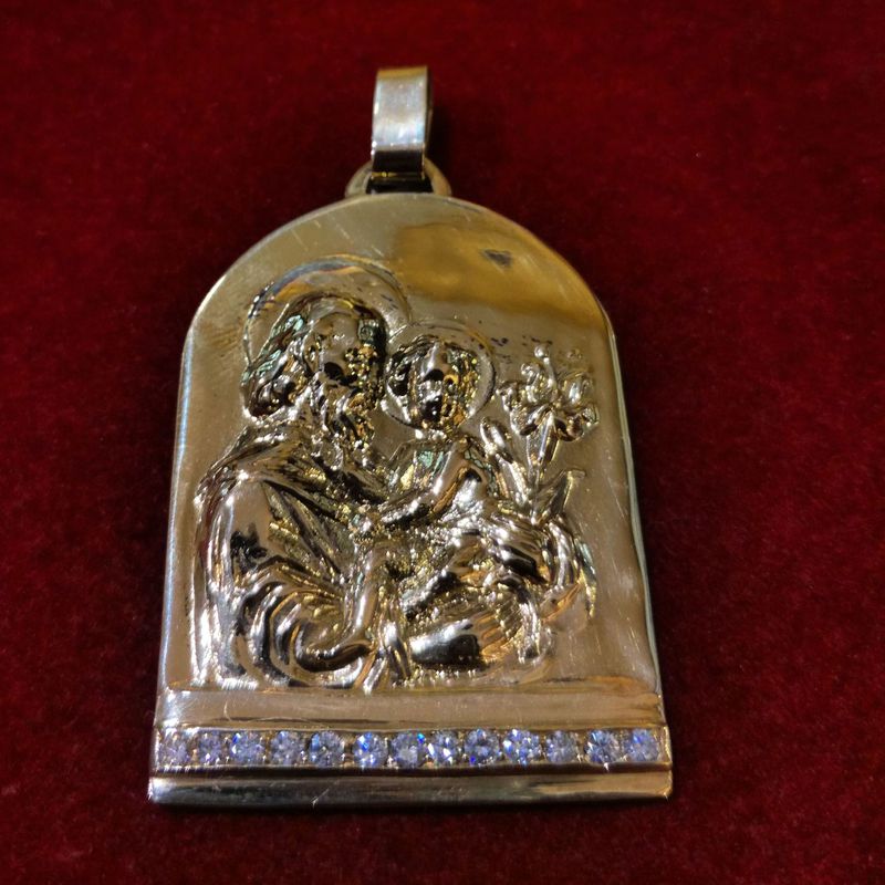 Medalla de oro con diamantes con San José y el Niño. Moderno.: Catálogo de Antigua Joyeros