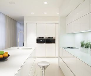 Acabados que enamoran: Del mate al alto brillo en muebles de cocina