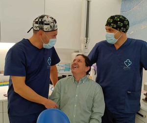 Paciente muy contento por el trabajo realizado en conjunto por Dr. Carlos Martinez Barcenilla y el Dr. Victor Garcia Vives