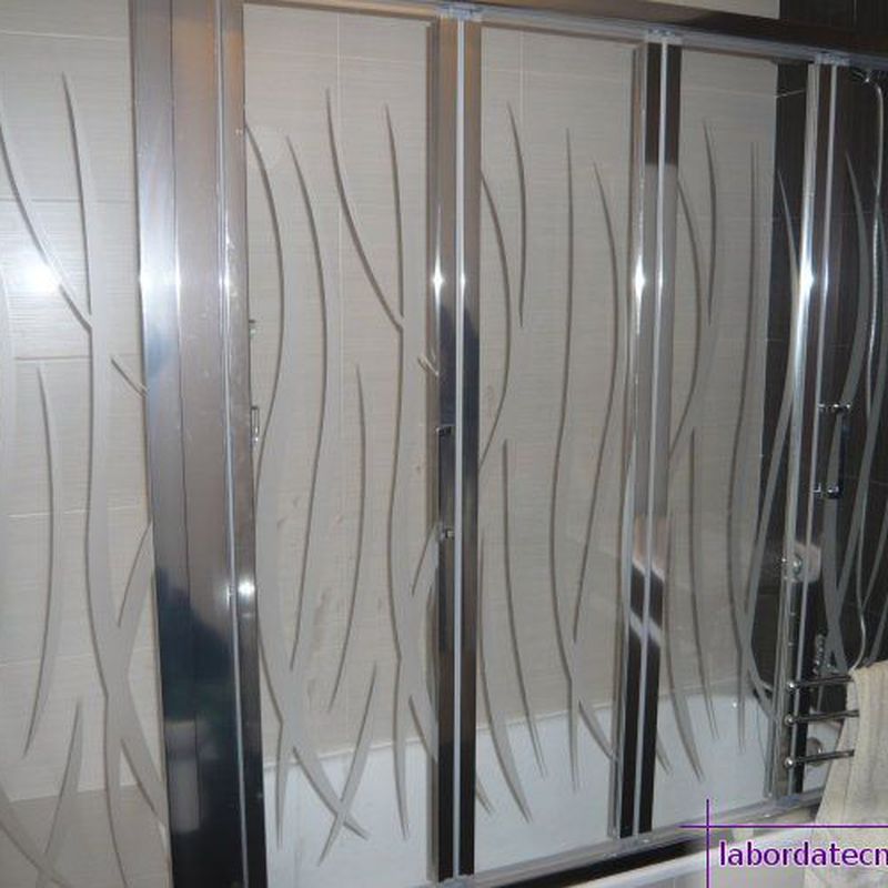 Mamparas de baño: Carpintería de aluminio de Laborda Tecnología del Aluminio, S.L.