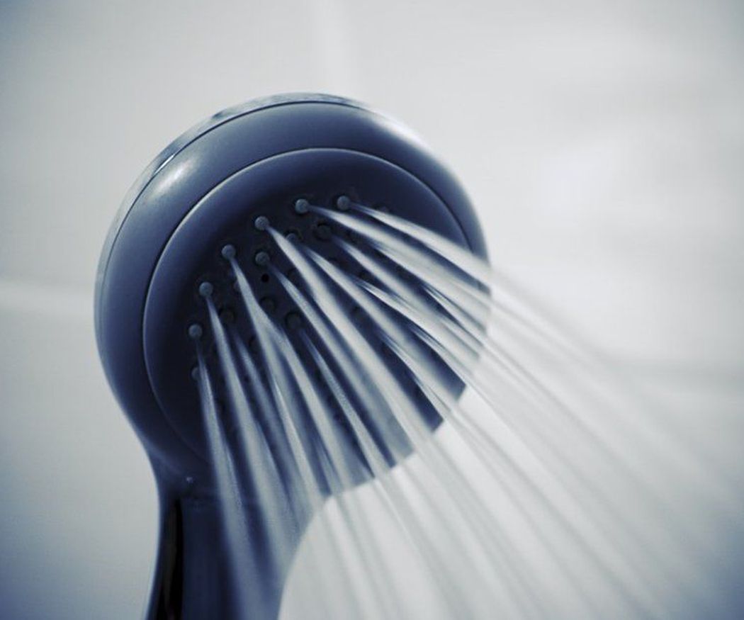 ¿Sabes cuánta agua consumes en el cuarto de baño?