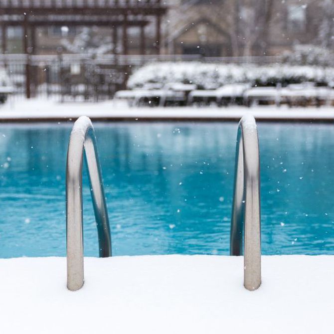 Mantén limpia el agua de tu piscina en invierno