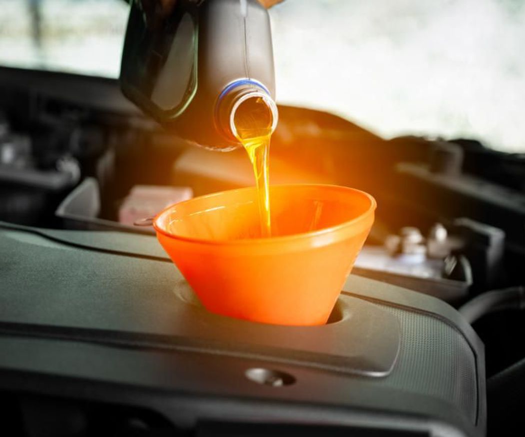 ¿Cada cuánto se debe cambiar el lubricante de un coche?