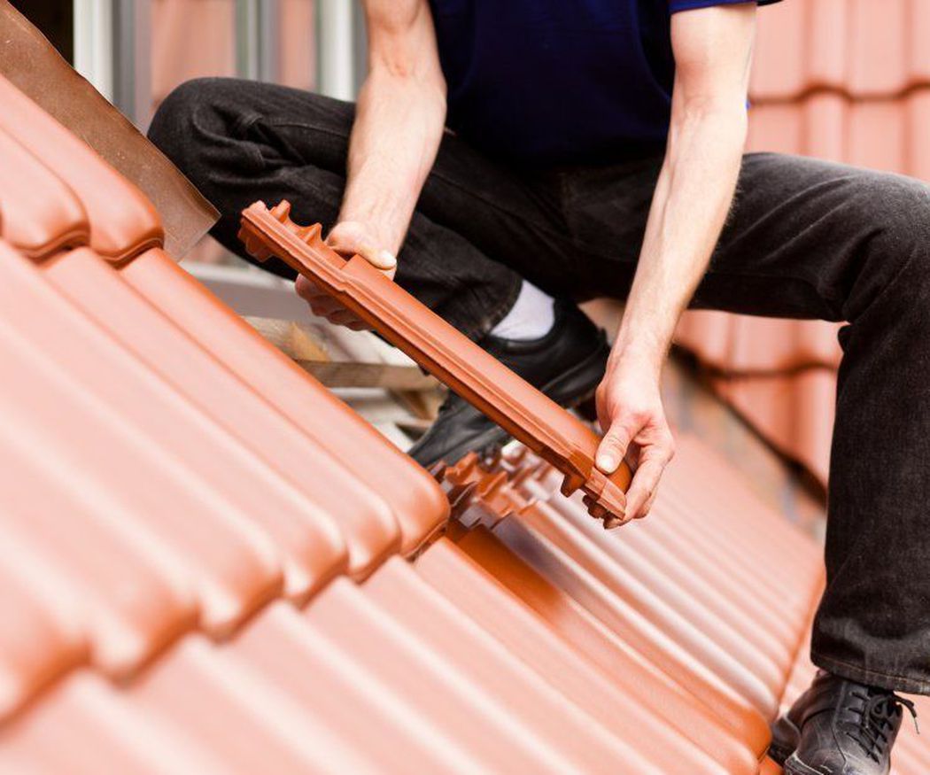 Pasos para arreglar goteras en un tejado