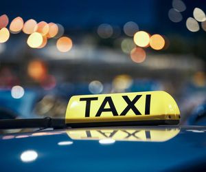 ¿Necesitas un taxi a medianoche? Descubre cómo un servicio 24h te lleva seguro a donde vayas