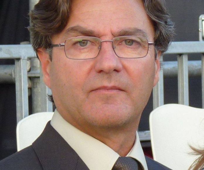 Dr. Fernando Román Pérez }}