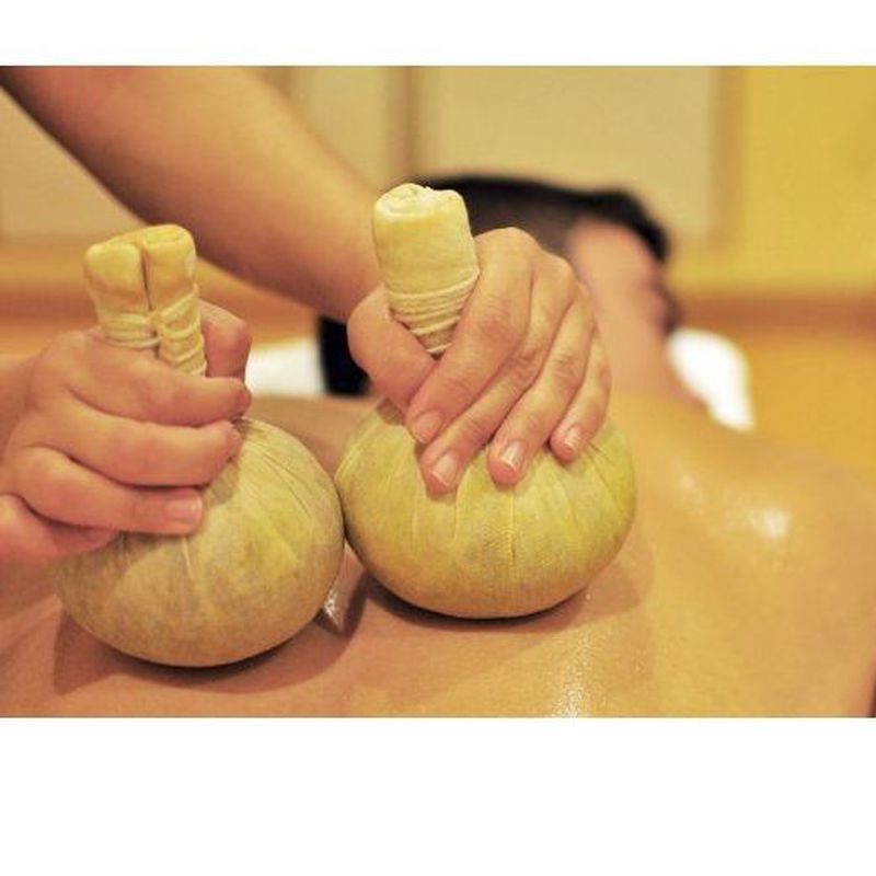 Masaje con pindas herbales calientes: Servicios   de Kwantida Thai Massage & Spa