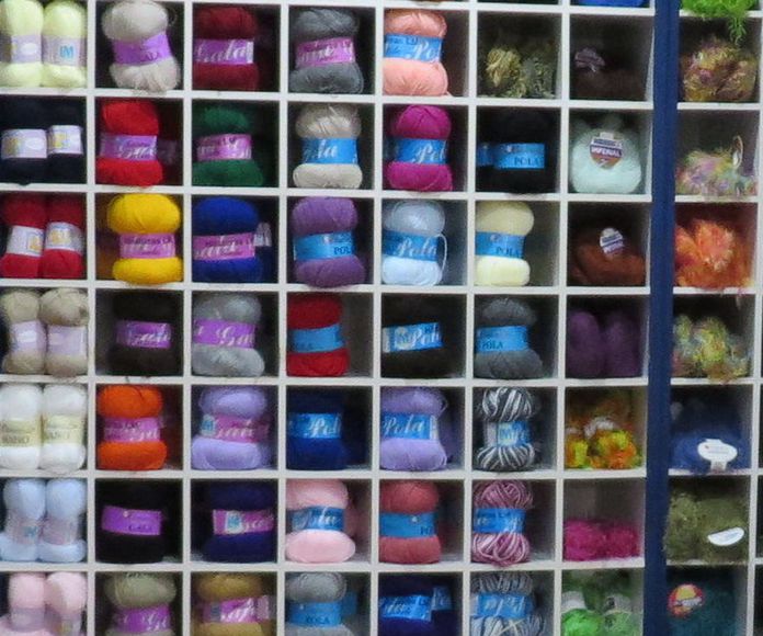 lanas de todos los colores en Punto & Costura en Almería