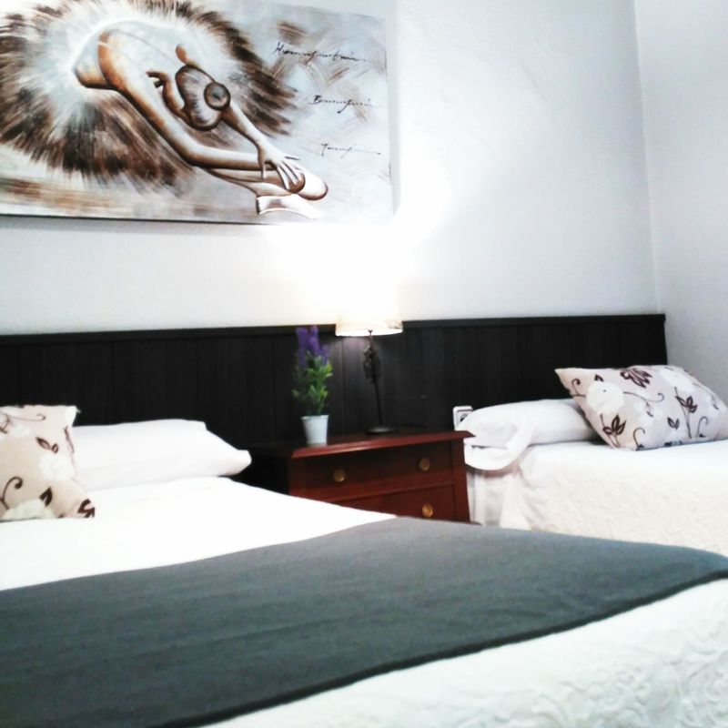 Habitación Doble + cama supletoria: Habitaciones y Servicios de Hostal Bruña Paseo del Prado
