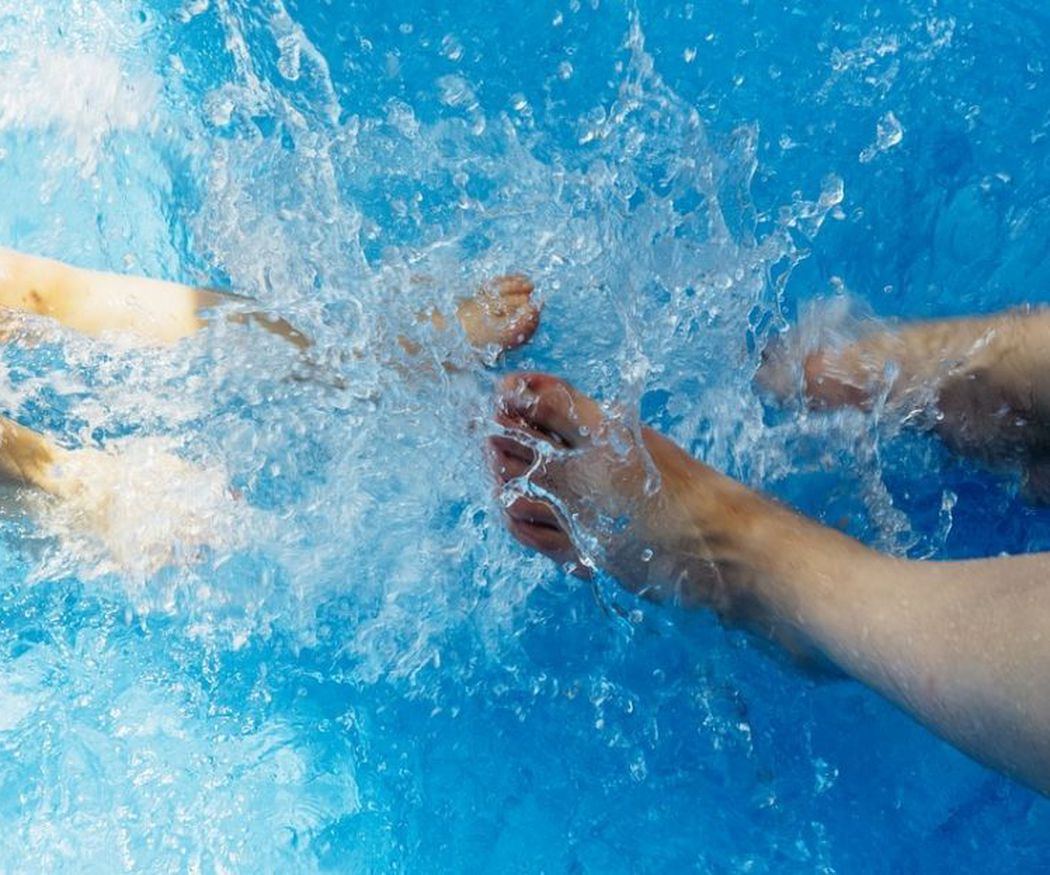 Cuida de tus pies en las piscinas, playas y baños públicos