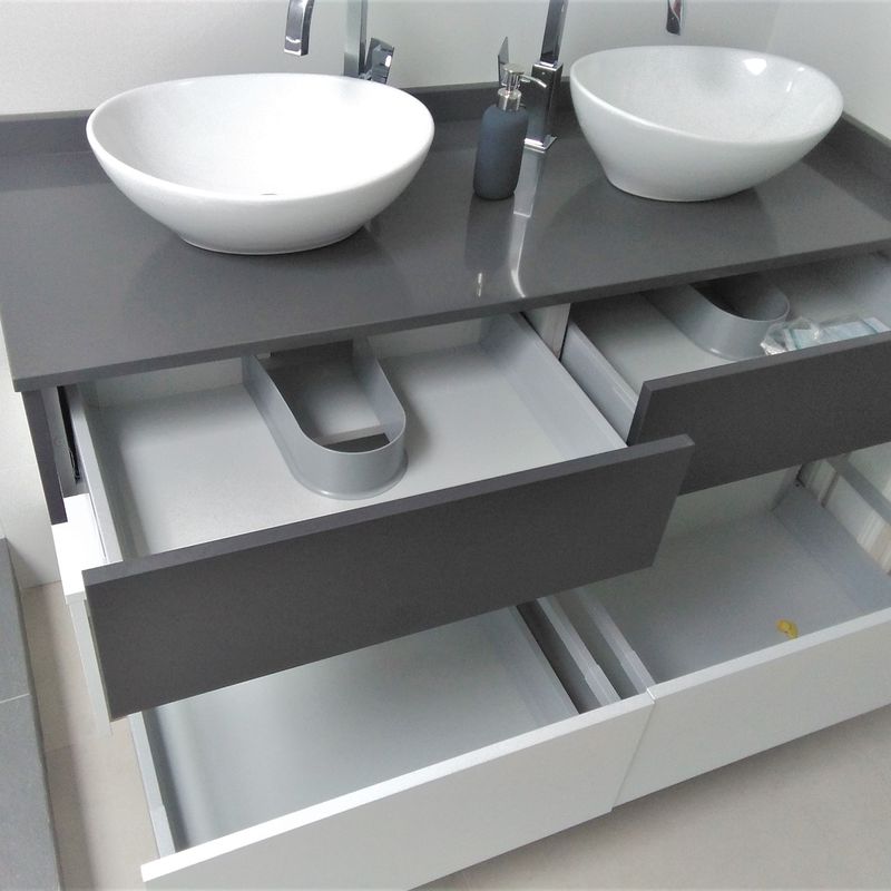 Mueble de baño suspendido en gris y blanco