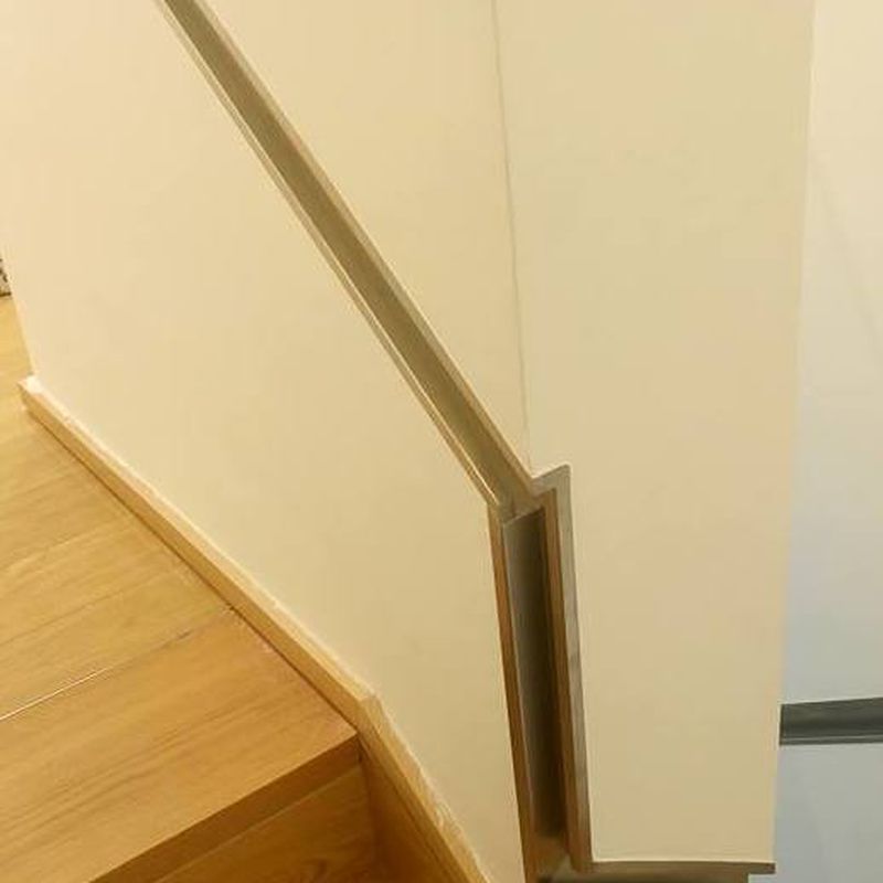Pasamanos de acero inoxidable  con diseñado adaptado a la falta de espacio de escalera estrecha.
