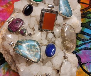 Joyería con minerales y plata