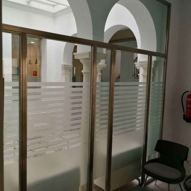 Puertas de acero inoxidable con marcos fijos fabricadas a medida y montadas en clínica dental