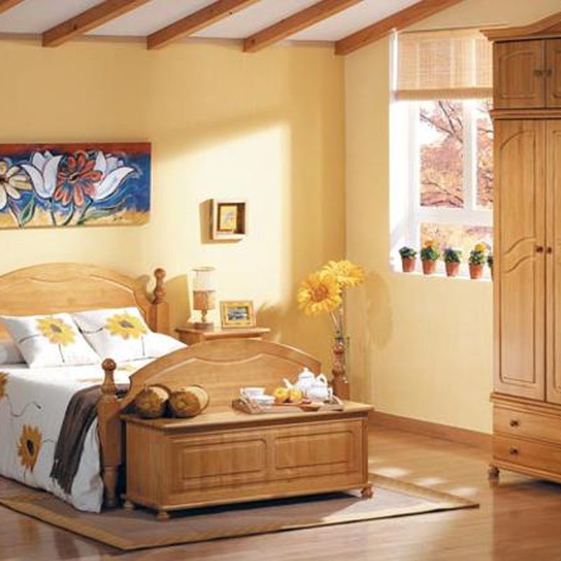 Dormitorio en pino macizo con un gran armario con altillo.