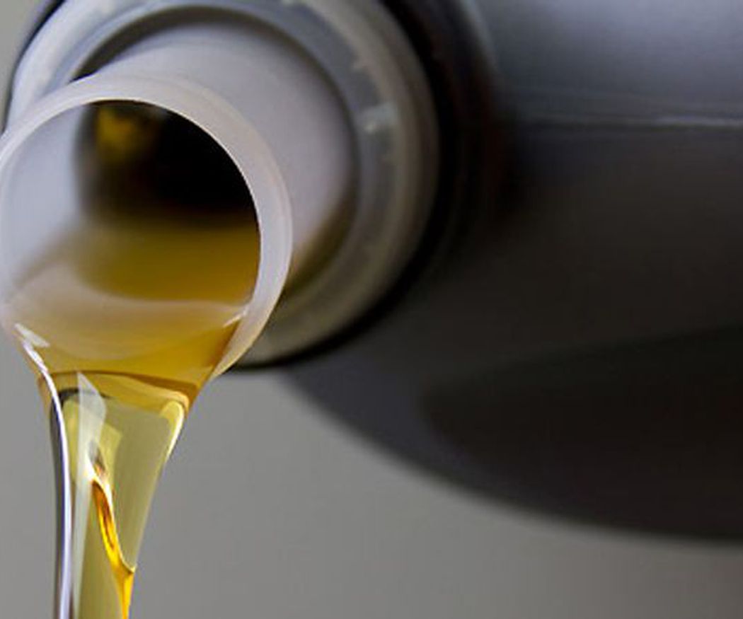 Cambiar el aceite del coche en pocos pasos