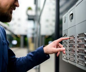 Gestiona el acceso a tu propiedad con porteros automáticos inteligentes