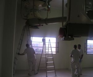 Trabajos de pintura en una fábrica en Ávila 