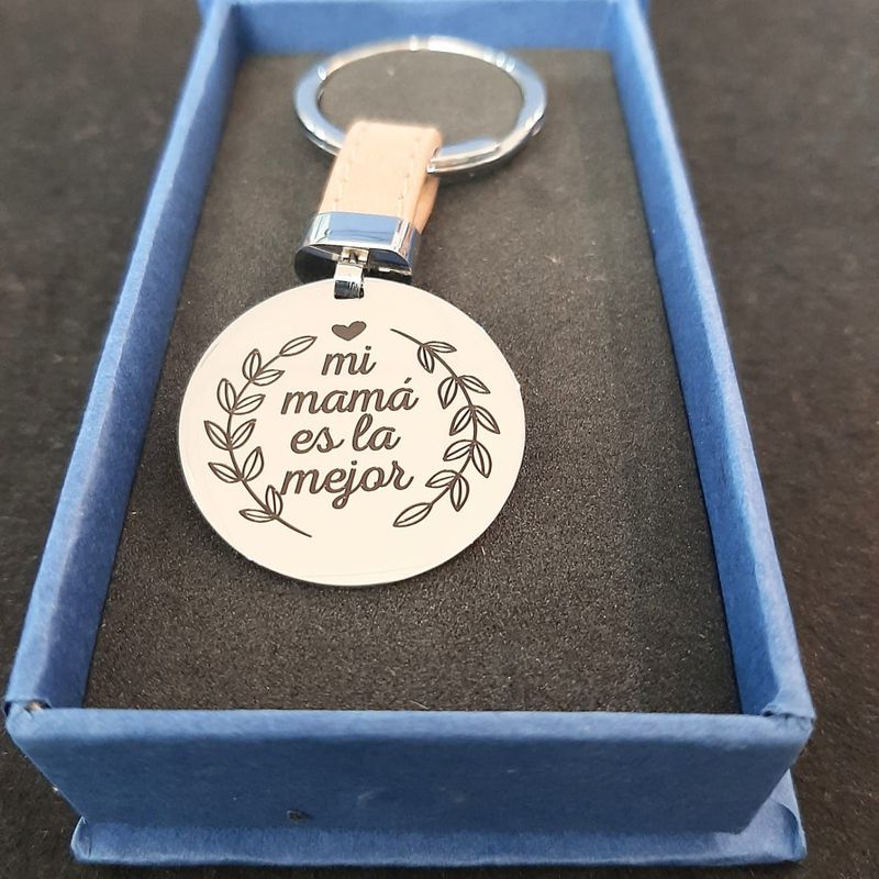 Llavero en acero pulido con fotograbado con frase día de la madre: Catálogo de Joyería Izquierdo