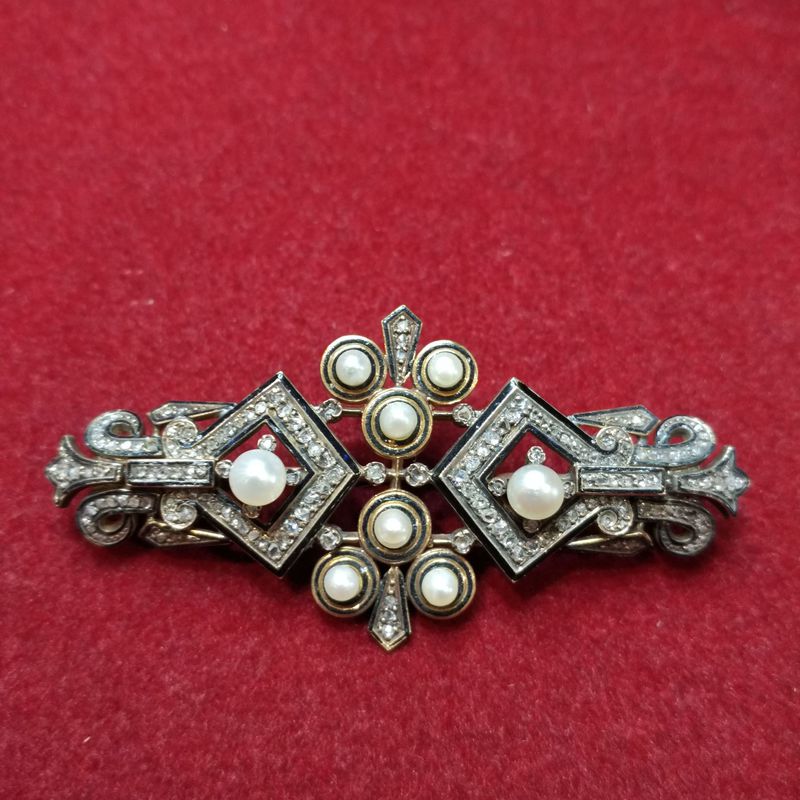 Broche de oro de 18k  esmalte, diamantes y perlas.: Catálogo de Antigua Joyeros
