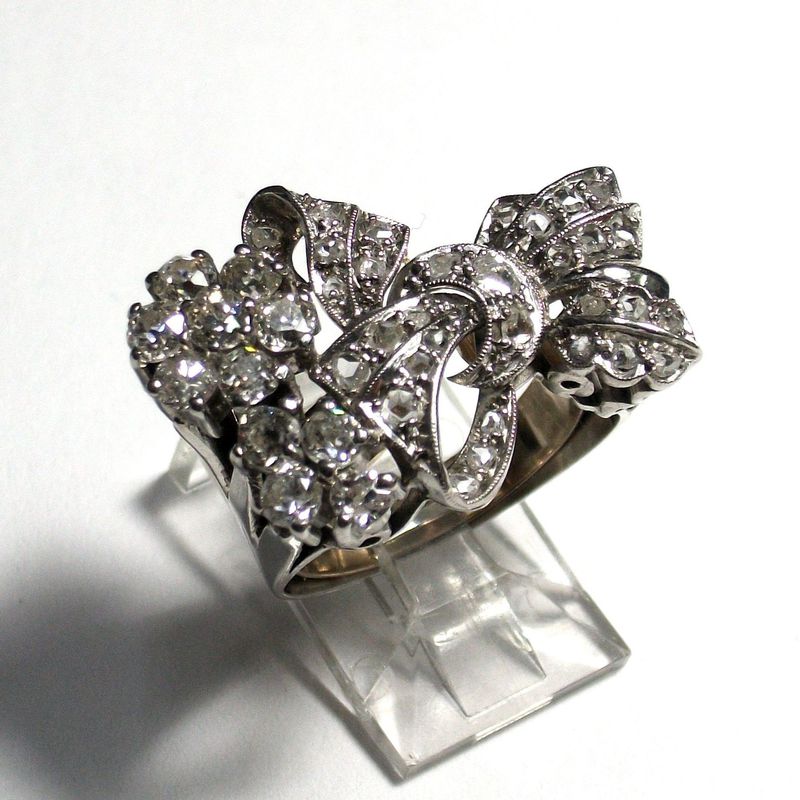 Sortija de platino y diamantes con forma de lazada y flores. 1930-40.: Catálogo de Antigua Joyeros