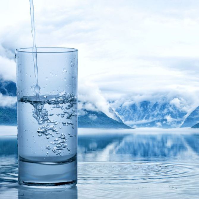 ¿Cuánta agua debemos tomar al día?