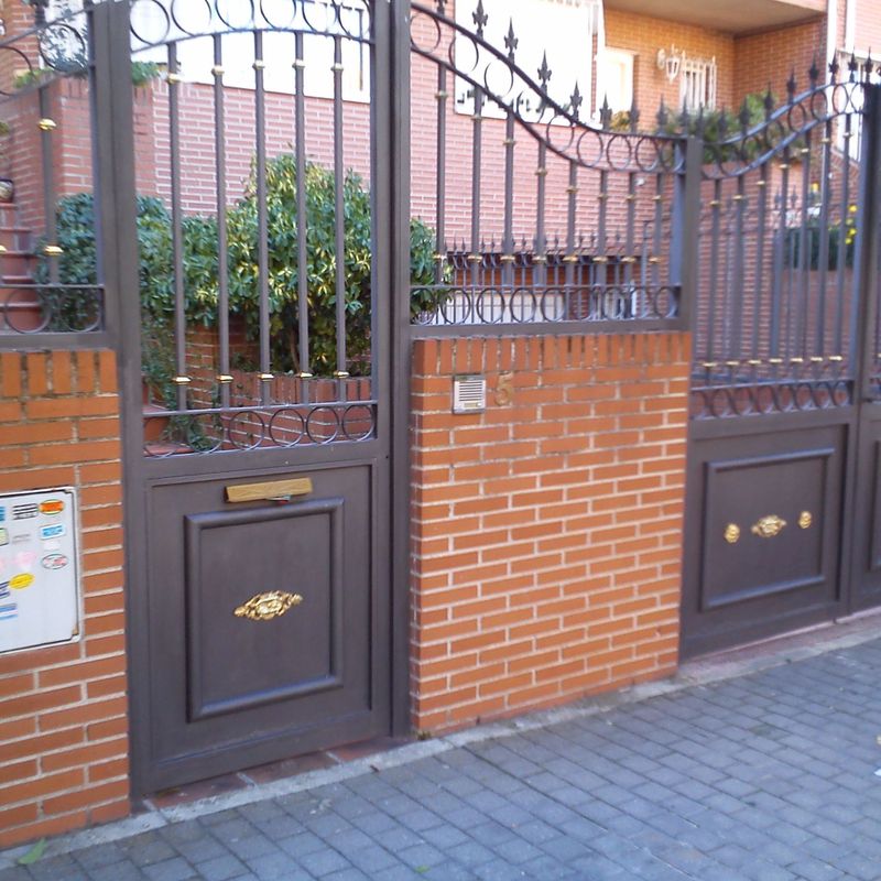 Puertas de entada a parcela para vehículos y peatones