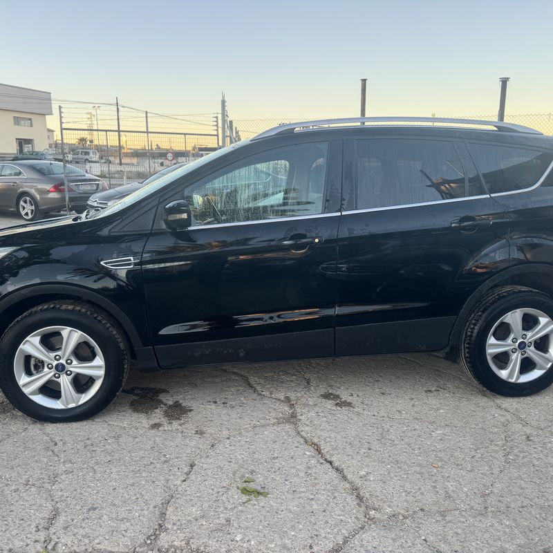 Ford kuga 2.0 tdci 120 cv del 7/2016 con 220.000 km: Stock de Vehículos de El Truekke
