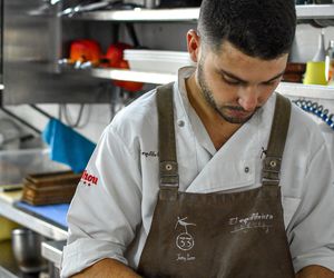 Nuestro Jonathan, fiel compañero de cocina, al mando con Carmelo Florido.