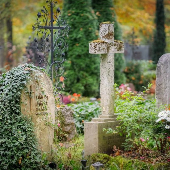 ¿Cuándo comienza la tradición de llevar flores al cementerio?