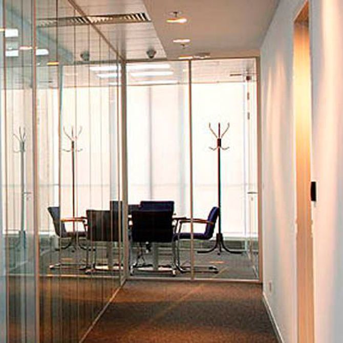 Dividir el espacio en oficinas con mamparas
