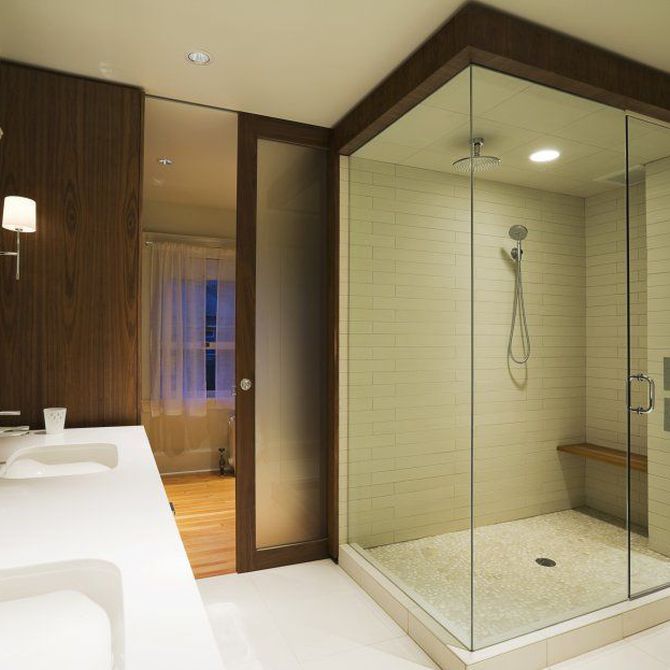 Decora tu baño con una elegante mampara