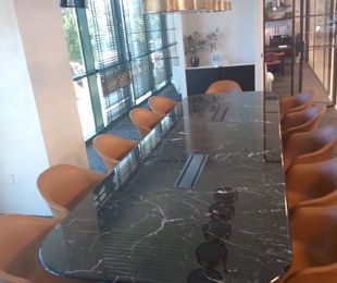 Mesa de reuniones de mármol 